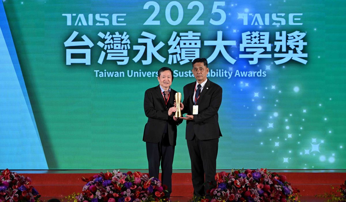 網頁用-2025 台灣永續大學獎徐輝明校長授獎照